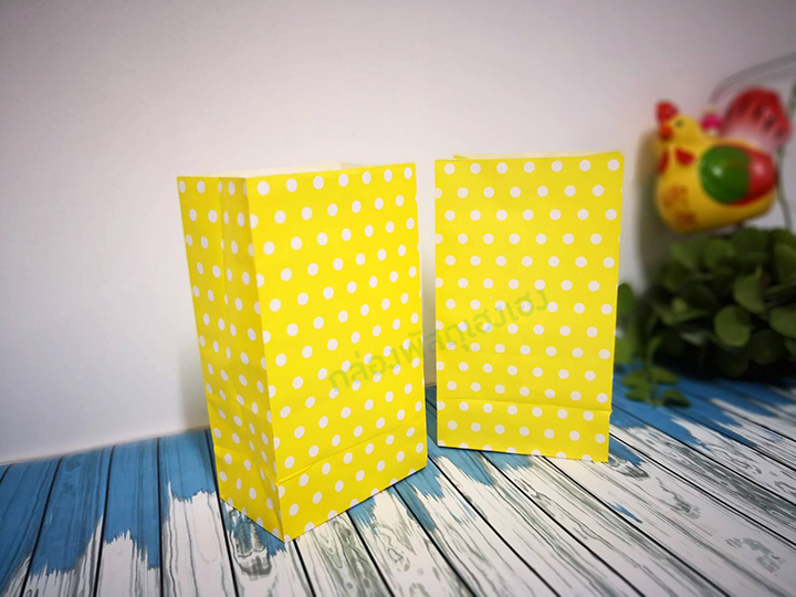 ถุงกระดาษขาว พื้นเหลือง 9.5x6x16.5 cm.